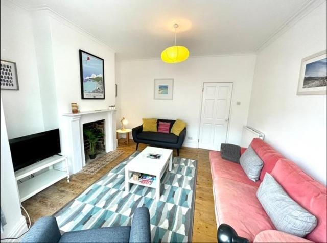 *Family Home In Mumbles. Close To The Beach* Екстериор снимка