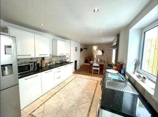 *Family Home In Mumbles. Close To The Beach* Екстериор снимка